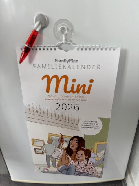 Familiekalender  MINI Kalenderåret 2026, 3-pers. - PAKKE inkl. Sugekop og Magnetpen