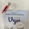 Familiekalender VEJR Kalenderåret 2026, 5-pers. - PAKKE inkl. Sugekop og Magnetpen
