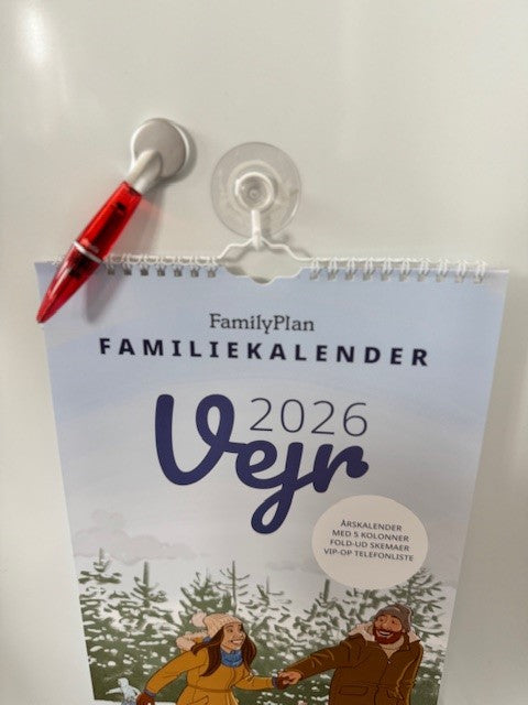 Familiekalender VEJR Kalenderåret 2026, 5-pers. - PAKKE inkl. Sugekop og Magnetpen