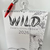 Familiekalender WILD Kalenderåret 2026, 5-pers. - PAKKE inkl. Sugekop og Magnetpen