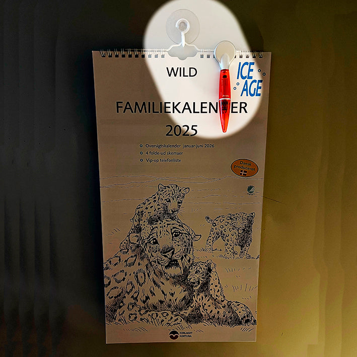 Familiekalender WILD 2025, 5-pers. - PAKKE inkl. Sugekop og Magnetpen