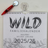 Familiekalender WILD Skoleåret 2025/26, 5-pers. - PAKKE inkl. Sugekop og Magnetpen